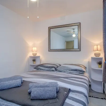 Modern App Pinija With Terrace & Bbq, Apartman