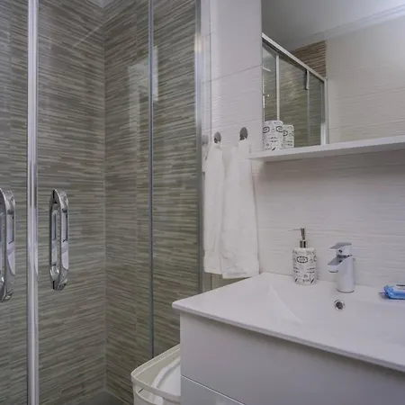 Modern App Pinija With Terrace & Bbq, Apartman Mali Lošinj