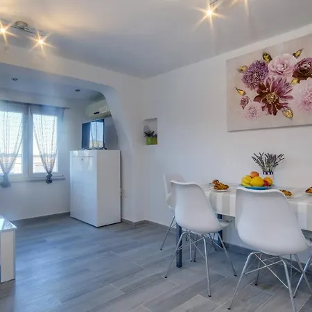 Modern App Pinija With Terrace & Bbq, * Mali Lošinj