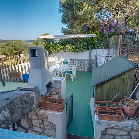 Modern App Pinija With Terrace & Bbq, Apartman Mali Lošinj