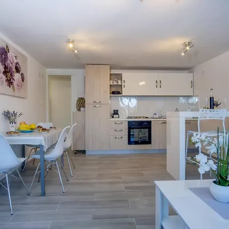 Apartman Modern App Pinija With Terrace & Bbq, *