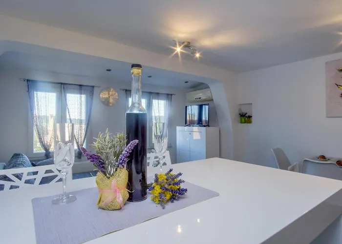 Modern App Pinija With Terrace & Bbq, マリ・ロシニュ