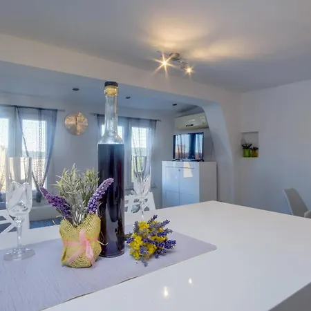 Modern App Pinija With Terrace & Bbq, Mali Lošinj